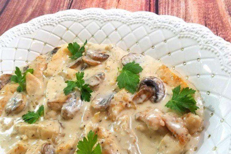 Hähnchen mit Pilzen und Käse in Sahnesauce