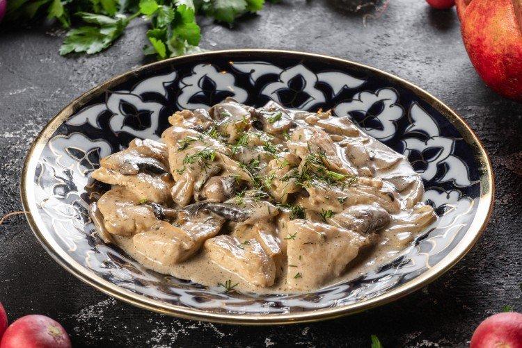 Hähnchen mit Pilzen, Sahne und Sojasauce