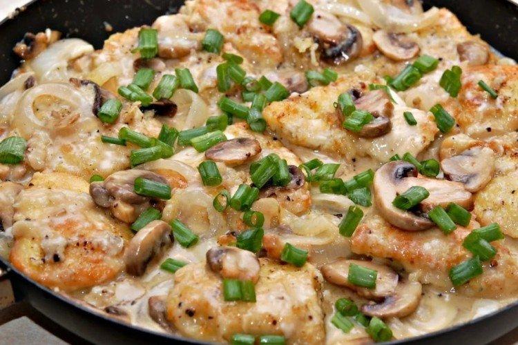 Hähnchen mit Pilzen und Wein in Sahnesauce