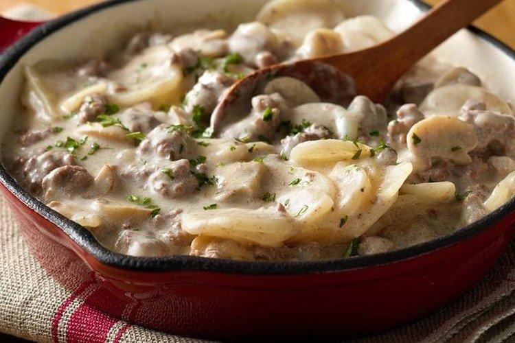 Hähnchen mit Pilzen und Kartoffeln in Sahnesauce