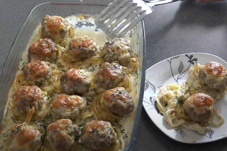 Nidos de pasta con carne picada y cebolla al horno