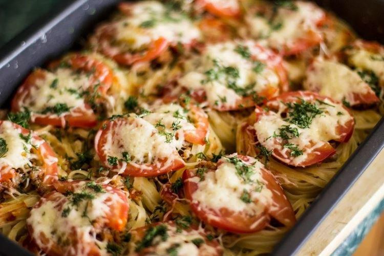 Nidos de pasta con carne picada y tomates