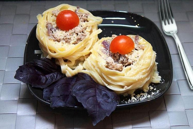 Nidos de pasta con carne picada, albahaca y mozzarella