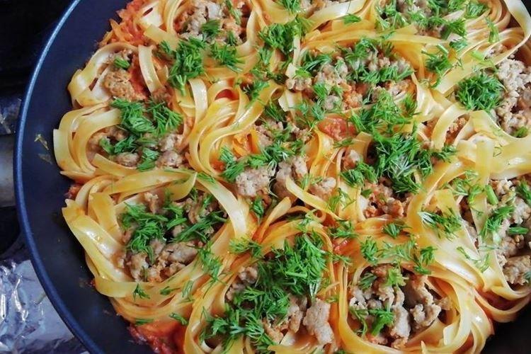 Nidos de pasta con carne picada y champiñones al horno