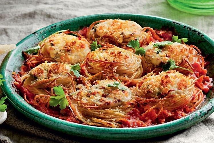 Nidos de pasta con carne picada y verduras al horno