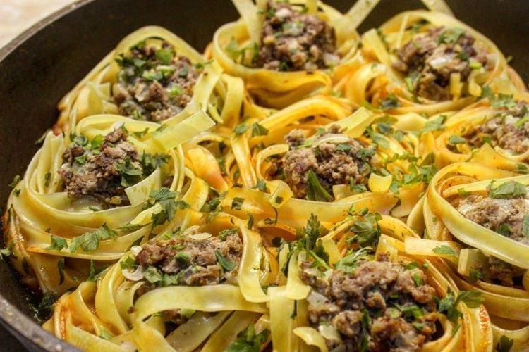 Nidos de pasta con carne picada y espinacas