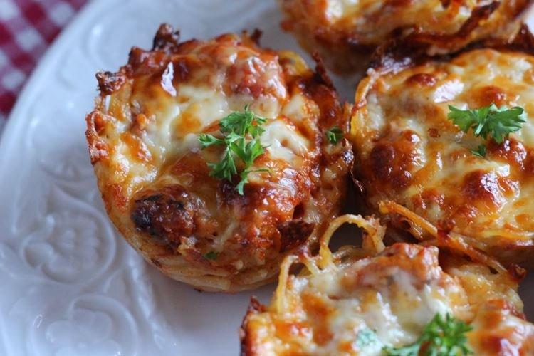 Nidos de pasta con carne picada y col