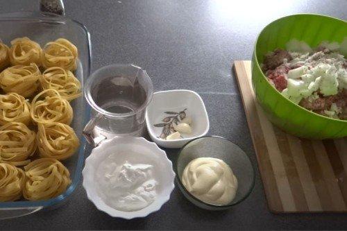 Nidos de pasta con carne picada y cebolla al horno