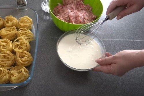 Nidos de pasta con carne picada y cebolla al horno