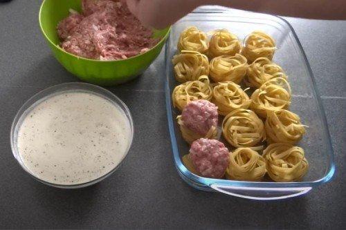 Nidos de pasta con carne picada y cebolla al horno