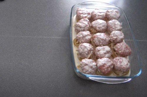 Nidos de pasta con carne picada y cebolla al horno