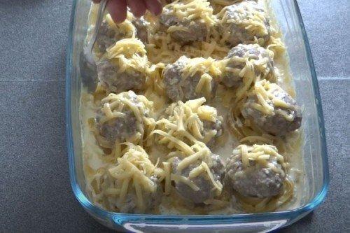 Nidos de pasta con carne picada y cebolla al horno