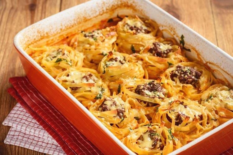 Nidos de pasta con carne picada y huevo