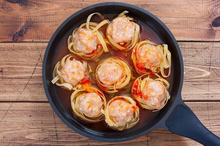 Nidos de pasta con carne picada y zanahoria