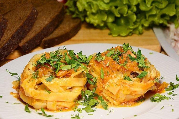 Nidos de pasta con carne picada y salsa de tomate