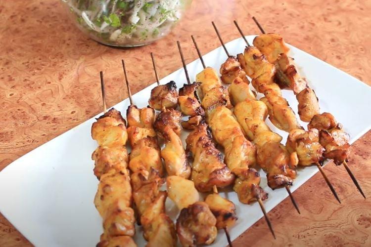 Brochetas de pollo con costra dorada