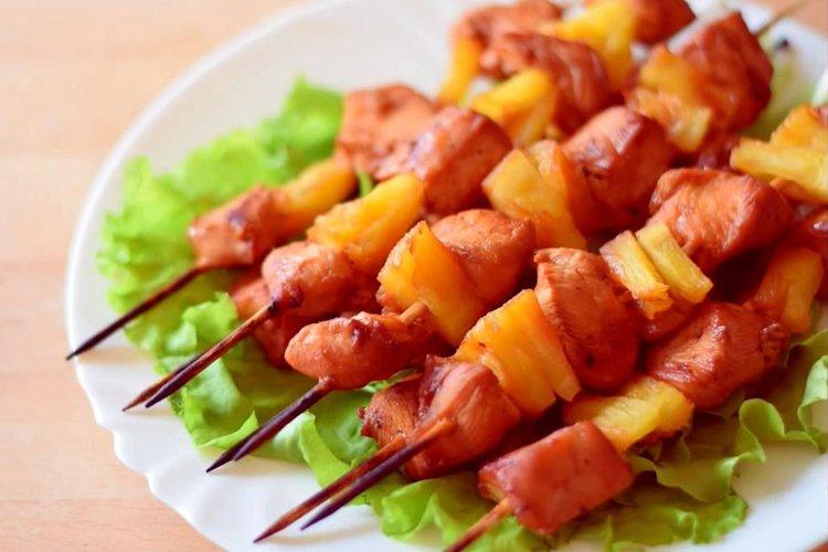 Brochetas de pollo con piña