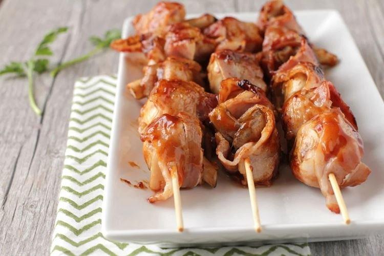 Brochetas de pollo envueltas en tocino