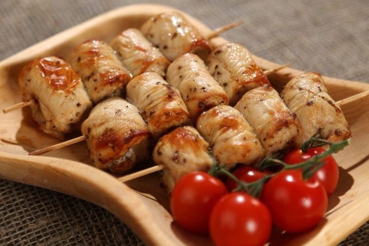 Brochetas de pollo en agua mineral