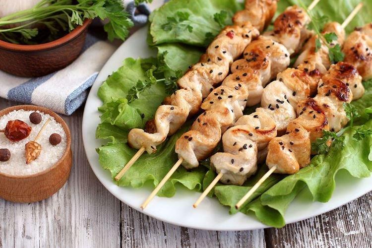 Brochetas de pollo en cerveza