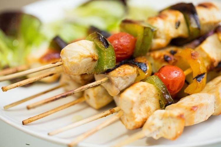 Brochetas de pollo con verduras