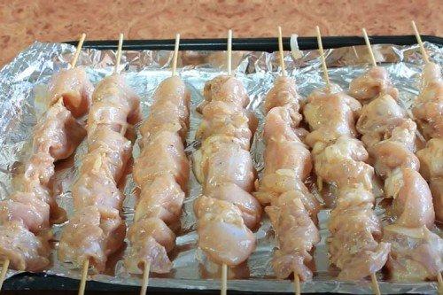 Brochetas de pollo con costra dorada