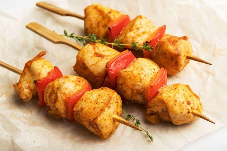 Brochetas de pollo en leche