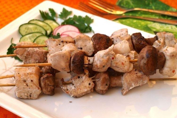 Brochetas de pollo con champiñones al horno