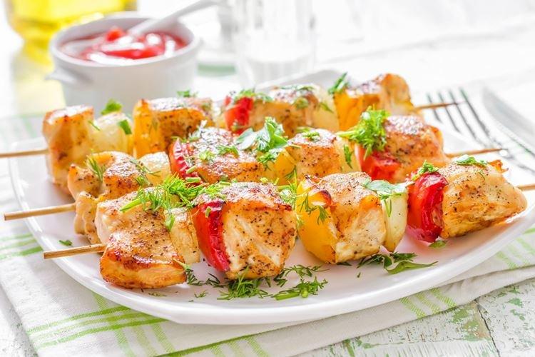 Brochetas de pollo con zumo de limón