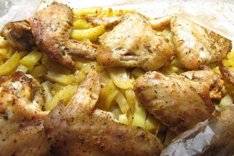 Hähnchenflügel mit Kartoffeln im Bratschlauch