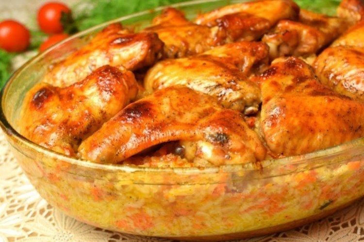 Hähnchenflügel mit Reis