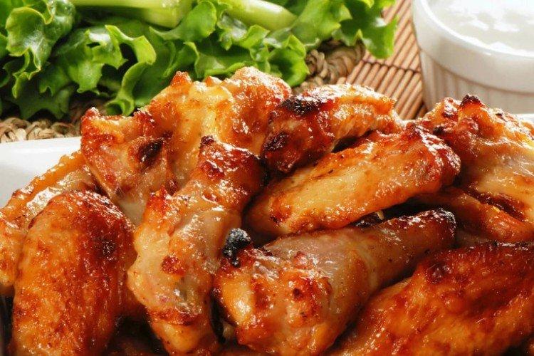 Hähnchenflügel in cremig-tomatiger Marinade
