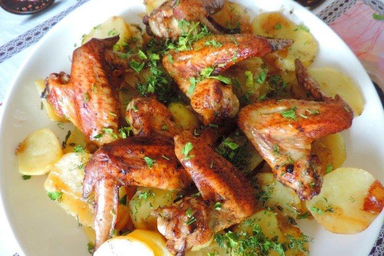 Hähnchenflügel mit Gemüse aus dem Ofen