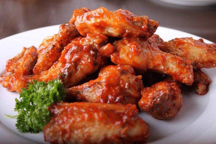 Hähnchenflügel in Tomatensauce