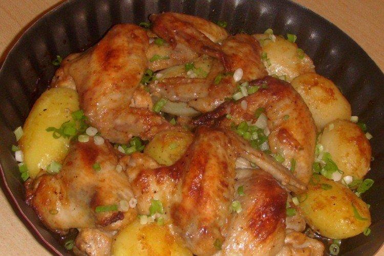 Hähnchenflügel mit Kartoffeln