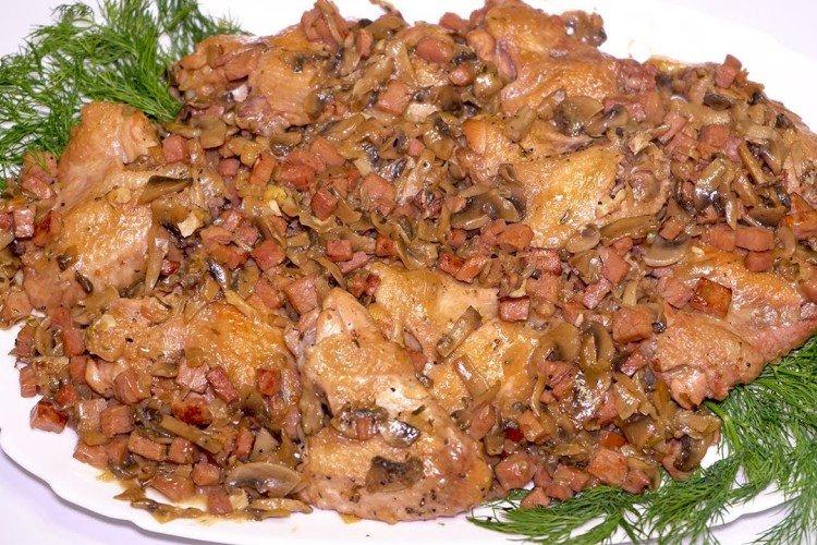 Hähnchenflügel mit Schinken und Pilzen