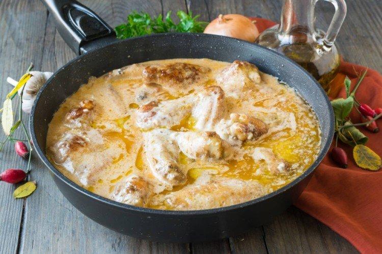 Hähnchenflügel in Sauerrahm