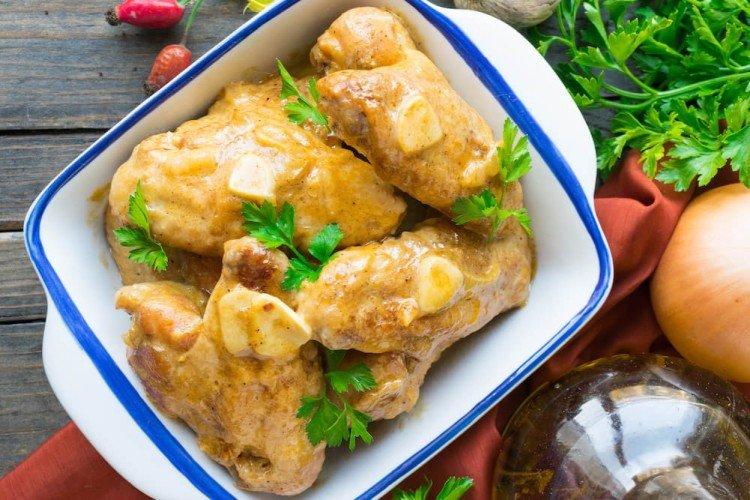 Hähnchenflügel mit Sahne und Tomaten