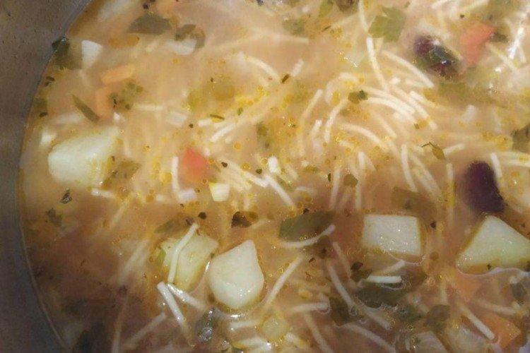 Sopa con fideos y frijoles