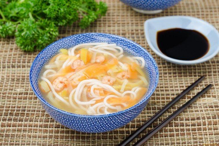 Sopa con fideos y camarones