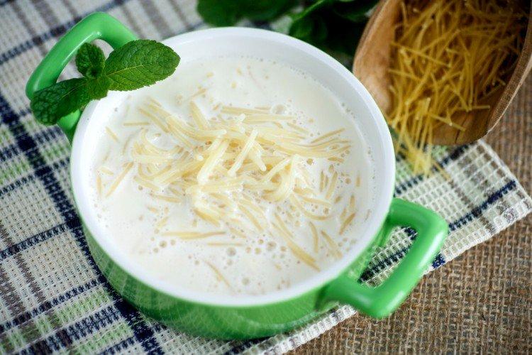 Sopa de leche con fideos