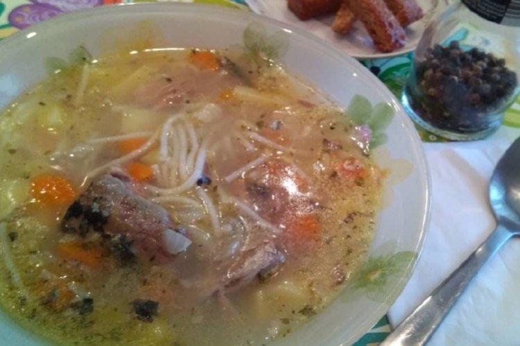 Sopa de pescado con fideos