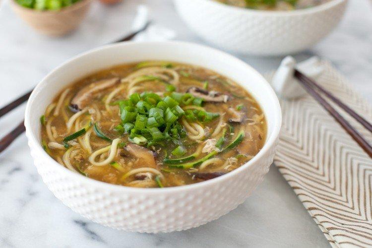 Sopa con fideos de arroz, champiñones y ternera