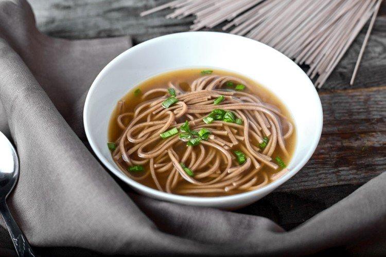 Sopa con fideos de trigo sarraceno y pollo