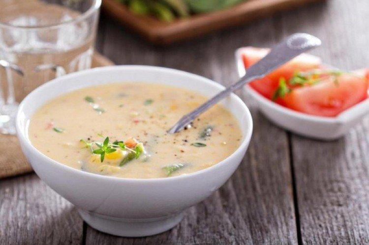 Sopa con fideos y maíz