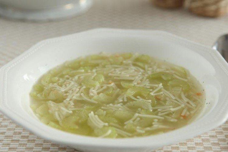 Sopa con fideos y apio