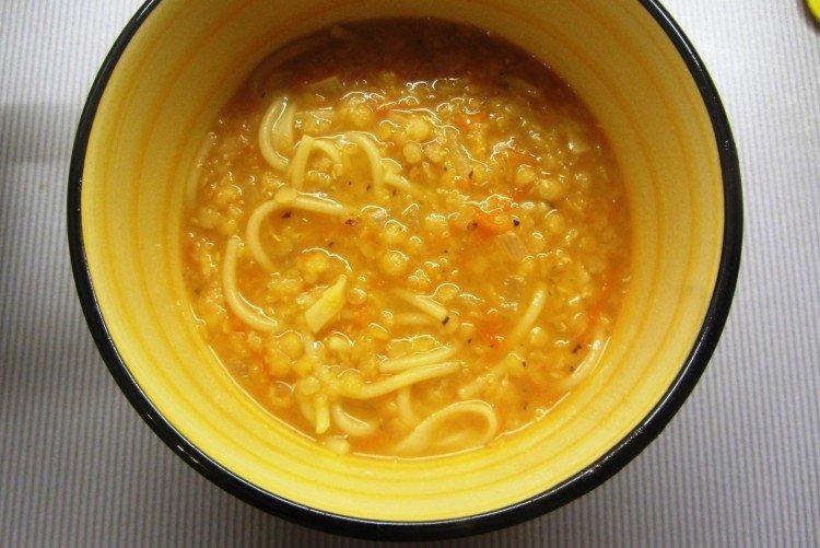 Sopa con fideos y lentejas