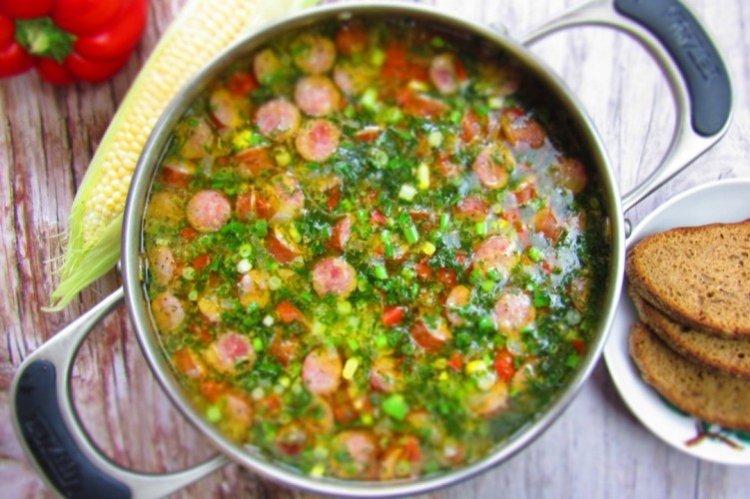 Sopa con fideos y salchichas de caza