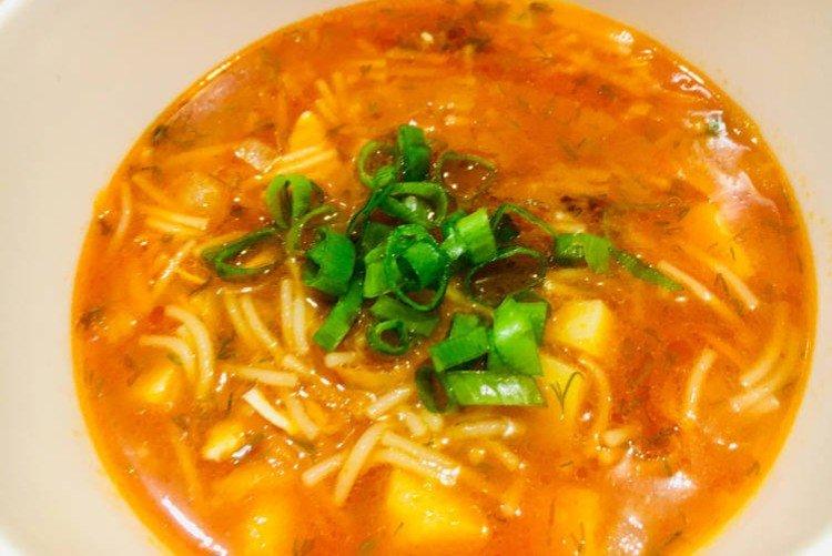 Sopa de tomate con fideos