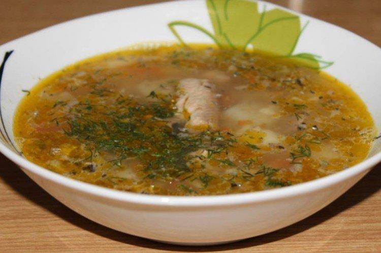 Sopa con fideos y conservas de pescado